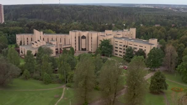 Tegel modernt sjukhus-sanatorium med en mycket vacker design i ett pittoreskt läge. Flygbild — Stockvideo
