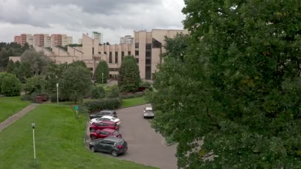 Brick modern ziekenhuis-sanatorium met een zeer mooi design op een pittoreske locatie. Luchtzicht — Stockvideo