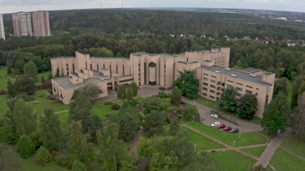 Ladrillo moderno hospital-sanatorio con un diseño muy hermoso en un lugar pintoresco. Vista aérea — Vídeo de stock