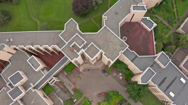 Mattone moderno ospedale-sanatorio con un design molto bello in una posizione pittoresca. Vista aerea — Video Stock