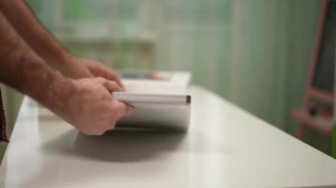 Moskova, Rusya - Ocak 2022: Apple Macbook 'un yeni laptop modelinin kutusundan çıkarılması Pro 2021 inç Evde M1pro işlemci ile