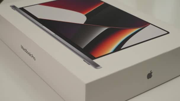 Moscú, Rusia- Enero 2022: Unboxing del nuevo modelo de portátil de Apple Macbook pro 2021 16 pulgadas Con procesador M1pro en casa — Vídeos de Stock