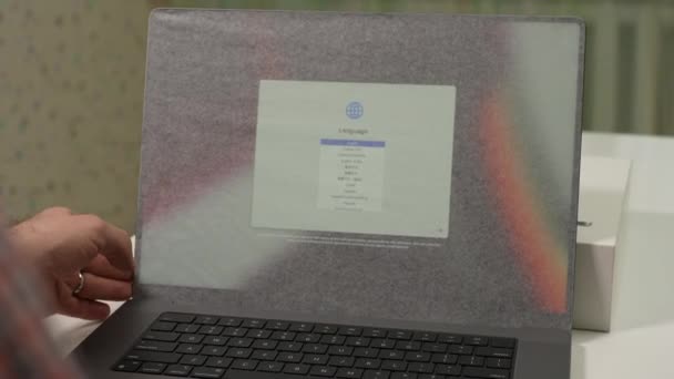 Moscou, Rússia- Janeiro 2022: Removendo o filme do monitor do novo laptop do Apple Macbook pro 16 2021 M1pro — Vídeo de Stock