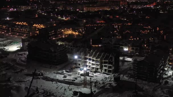 Staveniště v noci v zimě. Letecký pohled — Stock video