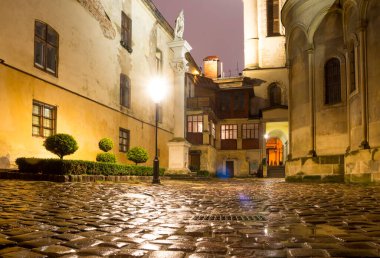 Eski şehrin avlusundaki anıt.