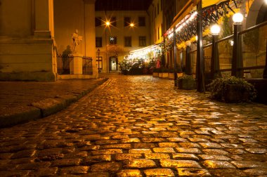 Eski şehrin avlusunda aydınlanma