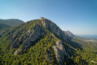Dağdan kayanın ve denizin manzarası