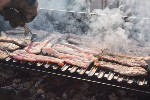 Egy Férfi Szalonnát Főz Grillsütőn Egy Nyári Szabadtéri Partira Grill — Stock Fotó