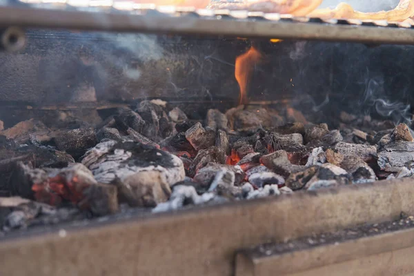 Homem Cozinhar Bacon Churrasco Fumaça Churrasco Fundo Alimentar Detalhe Das — Fotografia de Stock