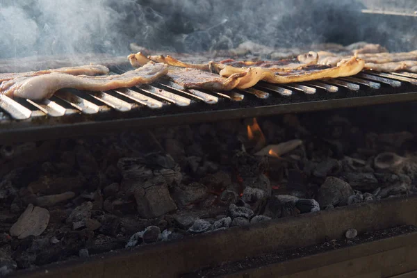 Egy Férfi Szalonnát Süt Grillsütőn Grill Füst Étel Háttér Lángok — Stock Fotó