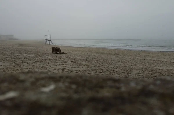 ビーチでの孤独なベンチ — ストック写真