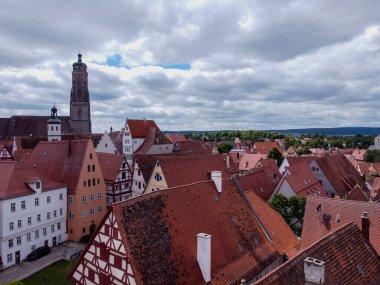 Etrafı duvar ve gözlem kuleleriyle çevrili antik bir Alman şehrinin havadan görünüşü. Ortaçağ evlerinin yeşillikler arasında güzel kırmızı tuğlalı çatıları ve renkli evleri vardır. Şehrin merkez meydanı.