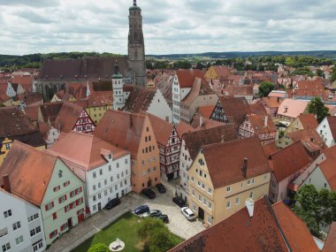 Etrafı duvar ve gözlem kuleleriyle çevrili antik bir Alman şehrinin havadan görünüşü. Ortaçağ evlerinin yeşillikler arasında güzel kırmızı tuğlalı çatıları ve renkli evleri vardır. Şehrin merkez meydanı.