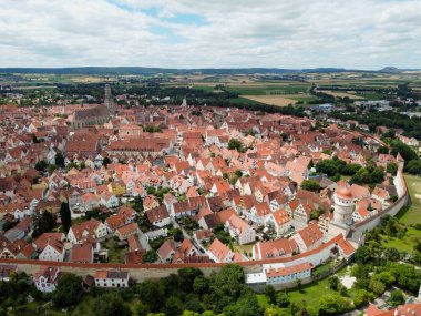 Etrafı duvar ve gözlem kuleleriyle çevrili antik bir Alman şehrinin havadan görünüşü. Ortaçağ evlerinin yeşillikler arasında güzel kırmızı tuğlalı çatıları ve renkli evleri vardır. Şehrin merkez meydanı.