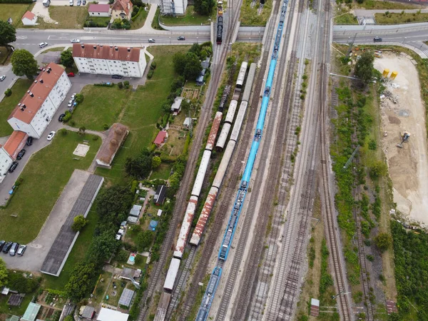 火车站俯瞰全市无人飞机的景色 铁路轨道和穿过城市的火车一起 德国铁路的火车 新旧的火车 城市的意志有很多 — 图库照片