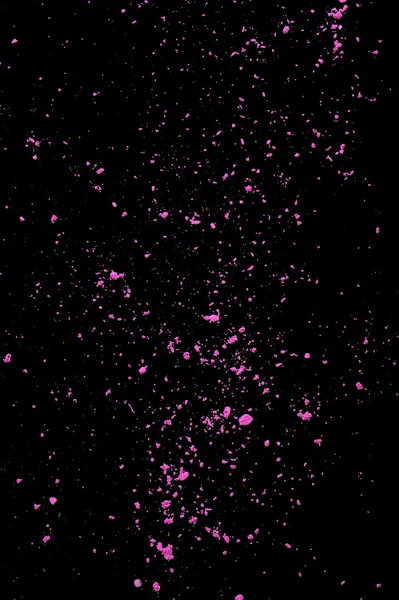 Взрыв подвески розовый макияж порошок на черном фоне — стоковое фото