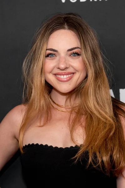 Madeleine Byrne, 29 Eylül 2021 'de Westwood, CA' daki Landmark Tiyatrosu 'nda 