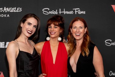 Sophie Cooper, Noelle Urbano ve Kristin Childers 29 Eylül 2021 'de Westwood' daki Landmark Tiyatrosu 'nda 