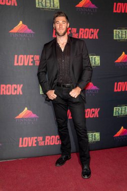 Chris Atkins 13 Ekim 2021 'de Universal City Hilton, Universal City' de Pinnacle Peak Pictures 'ın galasına katılır.