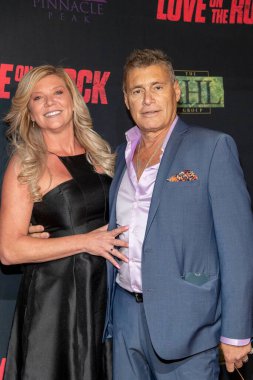 Steven Bauer ve nişanlısı Jennifer Brenon, 13 Ekim 2021 'de Universal City Hilton, Universal City' de Pinnacle Peak Pictures 'ın galasına katılır.