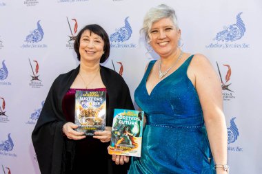 Jody Lynn Nye, Echo Chernik 22 Ekim 2021 'de Taglyan Kompleksi' nde düzenlenen 36. ve 37. Yıllık L. Ron Hubbard Başarı Ödülleri Galasına katıldı.