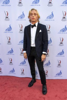 Isaac Anthony 22 Ekim 2021 'de Los Angeles' taki Taglyan Kompleksi 'nde düzenlenen 36. ve 37. yıllık L. Ron Hubbard Başarı Ödülleri Galasına katılır.