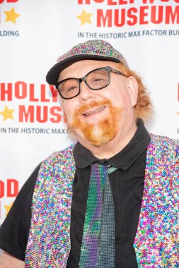 Geoffrey Mark 3 Kasım 2021 'de Hollywood Müzesi' ndeki Hayalet Avcıları Müzesi Açılış Gecesi Galasına katılır.