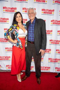 Zhahleh Vossough, George Lazenby 3 Kasım 2021 'de Hollywood Müzesi' ndeki Hayalet Avcıları Müzesi Açılış Gecesi Galasına katılır.