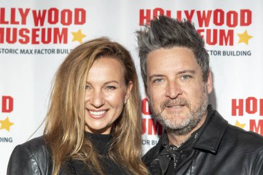 Aktris Ieva Georges, Besteci TheRealJohnSmith 3 Kasım 2021 'de Hollywood Müzesi' nin açılış gecesi galasına katıldı.