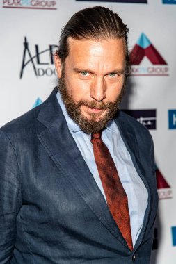 Magnus Hubert Twisleton-Wykeham-Fiennes 19 Ağustos 2021 'de Hollywood Roosevelt Oteli' nde Holliblu hemşirelerin yararına düzenlenen A Dose of Laughter Galasına katıldı.