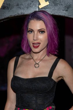 Meg Zany, Julien 'in 