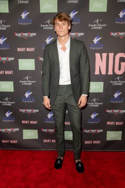 John Paul Jons, 13 Kasım 2021 'de Malibu Mart, Malibu' da Rose Dove Entertainment 