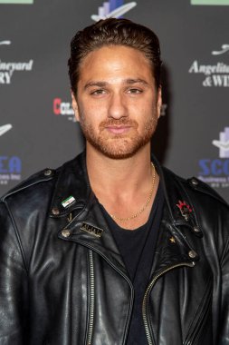 Adam Budron, 13 Kasım 2021 'de Malibu Mart, Malibu' daki Rose Dove Entertainment 