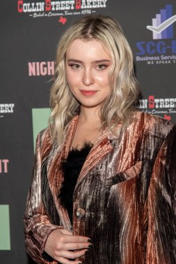 Annabelle Zasowski, 13 Kasım 2021 'de Malibu Mart' ta Rose Dove Entertainment 