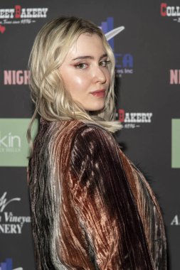 Annabelle Zasowski, 13 Kasım 2021 'de Malibu Mart' ta Rose Dove Entertainment 