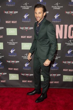 Kevin Pasdon, 13 Kasım 2021 'de Malibu Mart, Malibu' daki Rose Dove Entertainment 