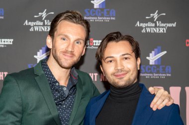 Kevin Pasdon ve Taylor Gray, 13 Kasım 2021 'de Malibu Mart' taki Rose Dove Entertainment 