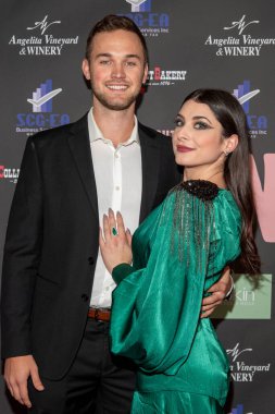 Ben Gardus ve Niki Koss, 13 Kasım 2021 'de Malibu Mart' taki Rose Dove Entertainment 