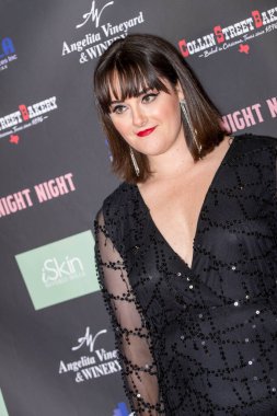 Samantha Baugnon, 13 Kasım 2021 'de Malibu Mart, Malibu' daki Rose Dove Entertainment 