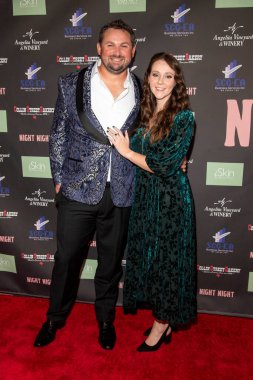 Derrell Binnion, Bekki Elaine Williams 13 Kasım 2021 'de Malibu Mart' taki Rose Dove Entertainment 