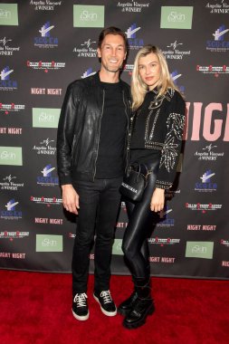 Anna ile Adam Ambruso, 13 Kasım 2021 'de Malibu Mart' ta Rose Dove Entertainment 