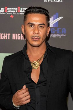 Cesar Xes, 13 Kasım 2021 'de Malibu Mart, Malibu' daki Rose Dove Entertainment 