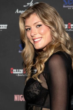 Bella White, 16 Kasım 2021 'de Los Angeles' taki Laemmle Royal Theater 'da Rose Dove Entertainment 