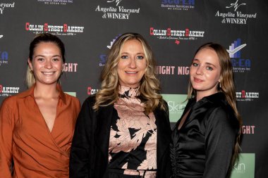 Rachel Delaney, Jennifer Cox, Lindsey Delaney 16 Kasım 2021 'de Los Angeles' taki Laemmle Royal Theater 'da Rose Dove Entertainment 