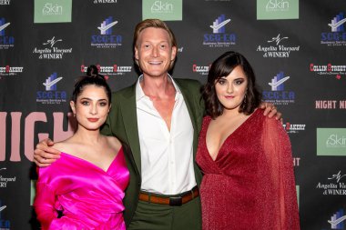 Niki Koss, Ryan Delaney ve Samantha Baugnon, 16 Kasım 2021 'de Los Angeles' taki Laemmle Royal Theater 'da Rose Dove Entertainment 