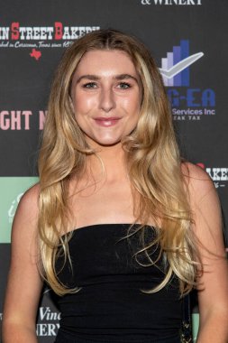 Courtney Olsen, 16 Kasım 2021 'de Laemmle Royal Theater' da Rose Dove Entertainment 