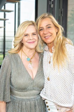 Kimberly Meredith, Debra Mitchell Kimberly Meredith Kitap Başlatma etkinliğine katıldı: Wisdome LA 'de Beşinci Boyut' a Uyanış, Los Angeles, CA, 20 Kasım 2021