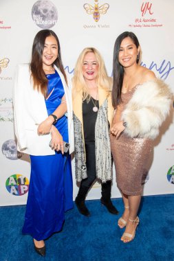 Gift Kittianantthawat, Patty Kiernan Applegate, Sara Thongchoet, 4 Aralık 2021 'de Kraliçe Violet Restaurant, Batı Hollywood, CA' da Aktris Nimi Adokiye ve Danny Eley Bebek Duşu 'na katıldı.