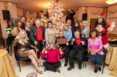 Ünlüler, 8 Aralık 2021 'de Hollywood Müzesi, Los Angeles' ta düzenlenen Çok Özel Noel Ağacı Kesme Kutlamasına katıldılar.