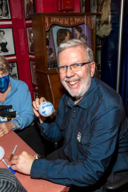 Leonard Maltin, 8 Aralık 2021 'de Los Angeles Hollywood Müzesi' nde çok özel bir Noel Ağacı budama kutlamasına katılıyor.